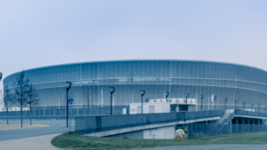 Stadion Śląska Wrocław widziany z lotu ptaka, z tłumem kibiców na trybunach i zielonym boiskiem w centrum.