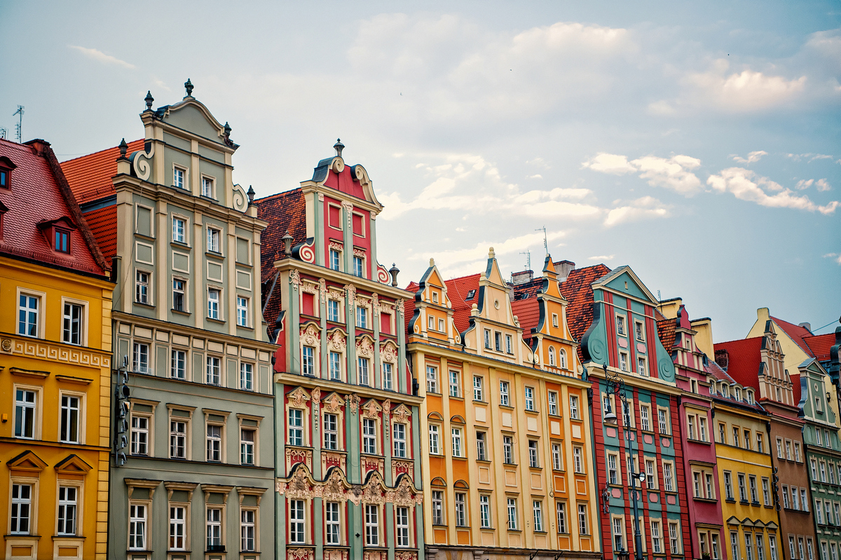 Zdjęcie przedstawiające zabytkowe budynki na Starym Mieście we Wrocławiu, z gotyckimi i renesansowymi fasadami, podkreślające kontrast i różnorodność architektoniczną miasta.