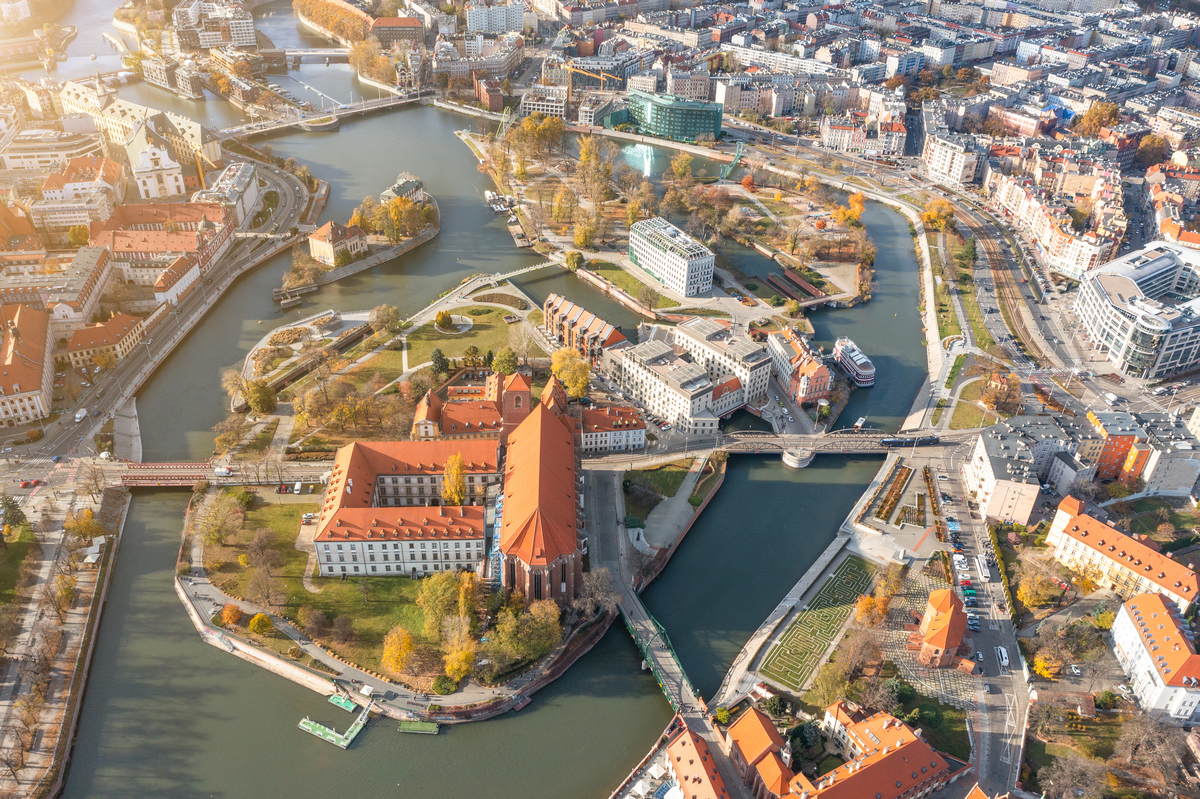 Panorama Wrocławia z widokiem na rzekę Odrę i zabytkowe budynki