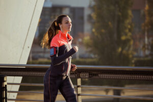 Kobieta w sportowym stroju biegnąca na jednej z tras biegowych we Wrocławiu.