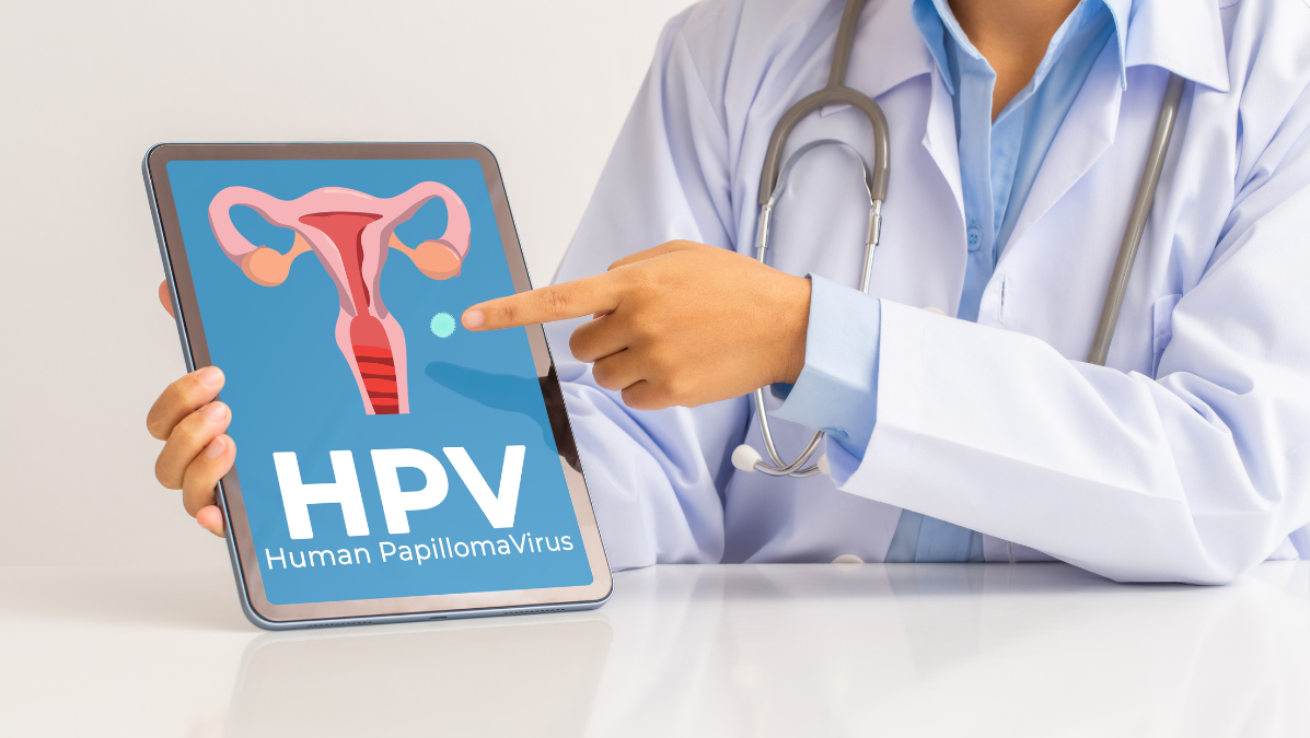 Lekarz z tabliczką o ryzyku zakażenia HPV