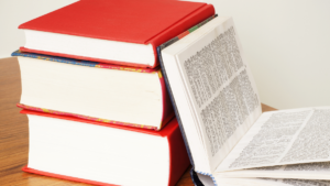 Ułożony stos ze słowników języka polskiego.